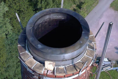 Detailaufnahme eines Kamins beim Inspektionsflug mit einer Drohne n 57m Höhe