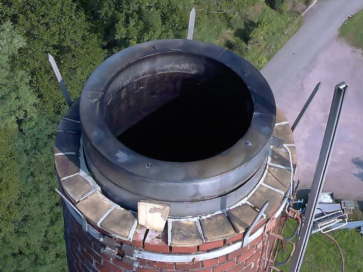 Detailaufnahme eines Kamins beim Inspektionsflug mit einer Drohne n 57m Höhe